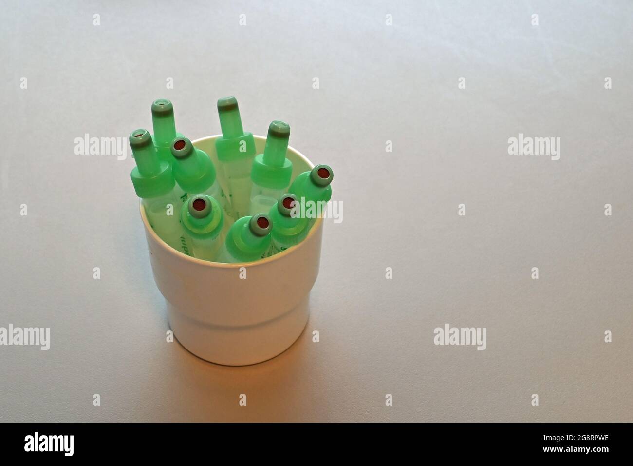 Gobelet avec tubes pour la prise de sang Banque D'Images