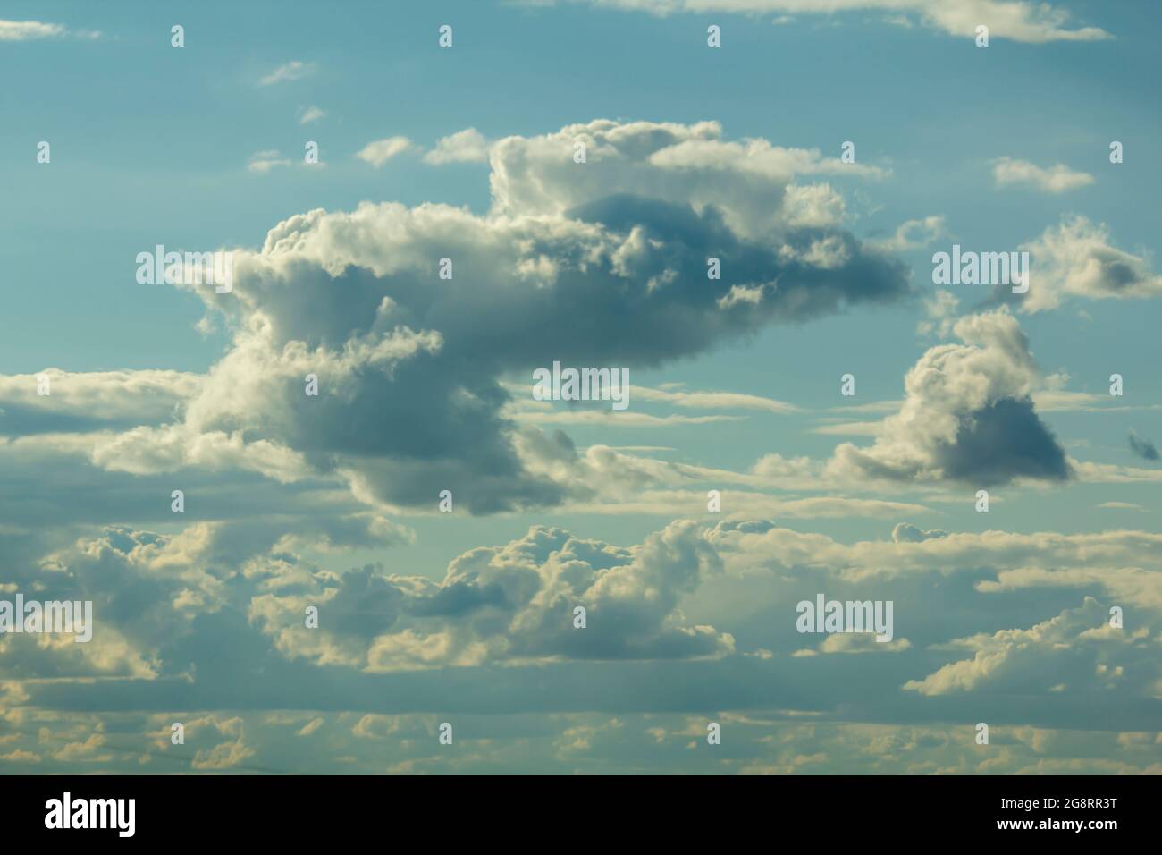 Nuages bleu clair illuminés par le soleil. Le concept de voyage aérien dans le monde entier. Banque D'Images