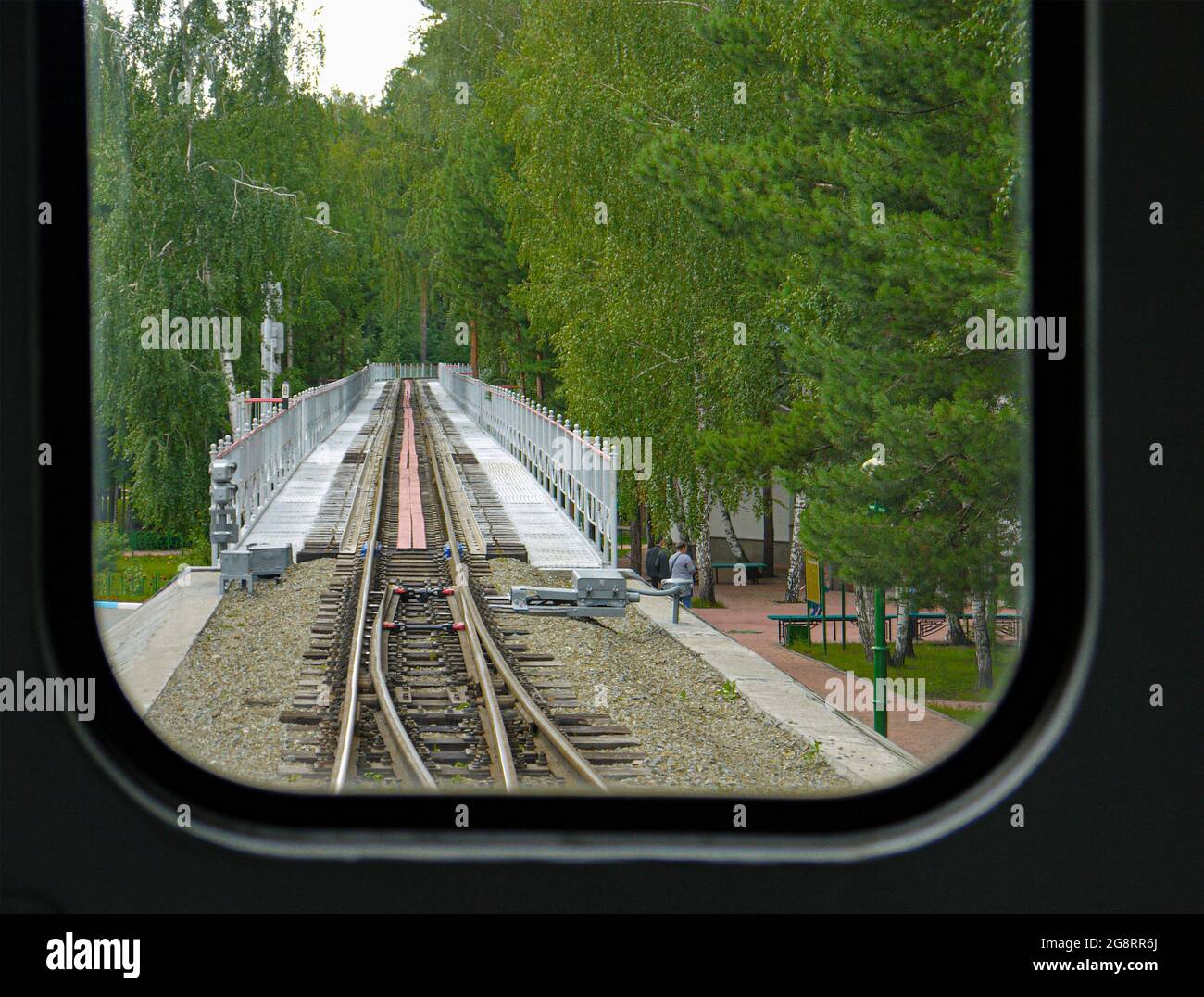 Vue depuis la fenêtre du train de départ. Le concept de regret au sujet du départ, la fin de la relation, le début d'une nouvelle vie, le début de Banque D'Images Vue depuis la fenêtre du train de départ. Le concept de regret au sujet du départ, la fin de la relation, le début d'une nouvelle vie, le début de Banque D'Images