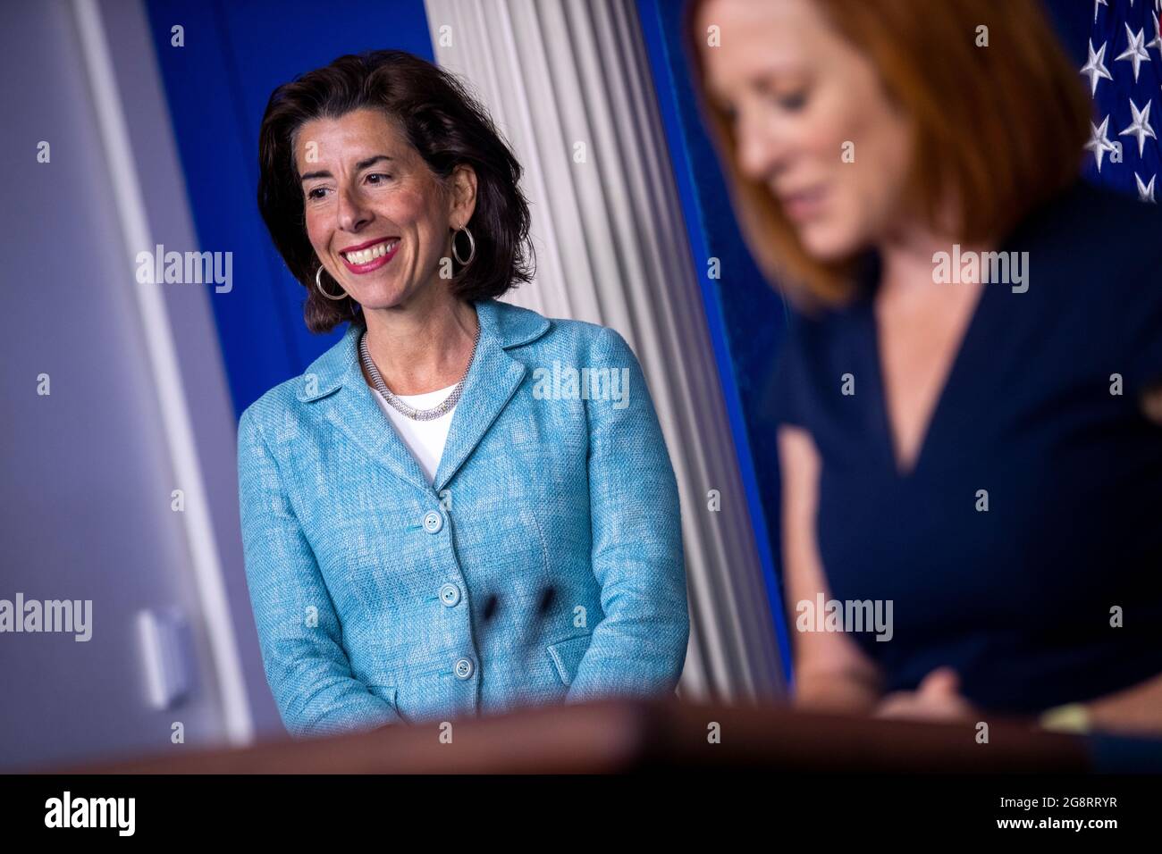 Gina Raimondo, secrétaire au Commerce, se présente au briefing de presse quotidien à la Maison Blanche à Washington, DC, USA, le 22 juillet 2021. Gina Raimondo, secrétaire au Commerce, a annoncé que l'Administration du développement économique (EDA) du Département du Commerce "mettra en œuvre une série de programmes, appelés collectivement investir dans les communautés de l'Amérique, Investir équitablement les 3 milliards de dollars qu'il a reçus de l'American Rescue Plan Act du président Biden afin d'aider les collectivités de tout le pays à mieux construire.'Credit: Shawn Thew/Pool via CNP /MediaPunch Banque D'Images