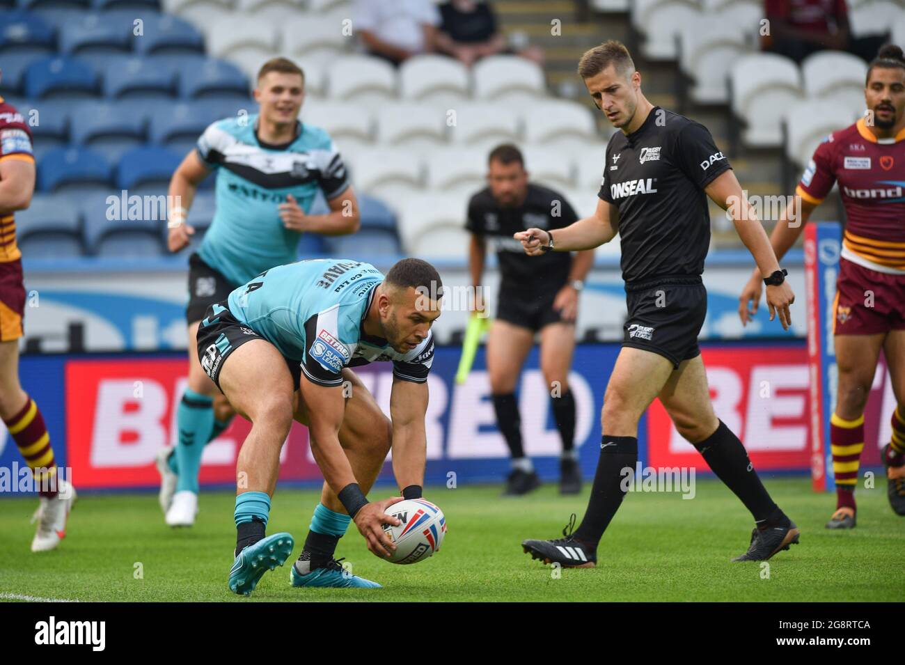 Huddersfield, Royaume-Uni. 22 juillet 2021. Carlos Tuimavave (3) de Hull FC marque un essai pendant la Ligue de rugby Betfred Super League Round 15 Huddersfield Giants vs Hull FC au stade John Smith, Huddersfield, Royaume-Uni crédit: Dean Williams/Alay Live News Banque D'Images