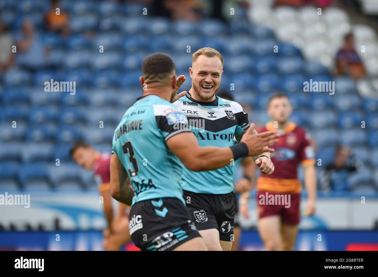 Huddersfield, Royaume-Uni. 22 juillet 2021. Carlos Tuimavave (3) de Hull FC fête son essai avec le coéquipier Adam Swift lors de la ligue de rugby Betfred Super League Round 15 Huddersfield Giants vs Hull FC au stade John Smith, Huddersfield, Royaume-Uni Credit: Dean Williams/Alay Live News Banque D'Images