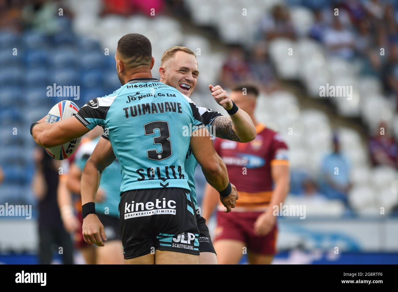 Huddersfield, Royaume-Uni. 22 juillet 2021. Carlos Tuimavave (3) de Hull FC fête son essai avec le coéquipier Adam Swift lors de la ligue de rugby Betfred Super League Round 15 Huddersfield Giants vs Hull FC au stade John Smith, Huddersfield, Royaume-Uni Credit: Dean Williams/Alay Live News Banque D'Images