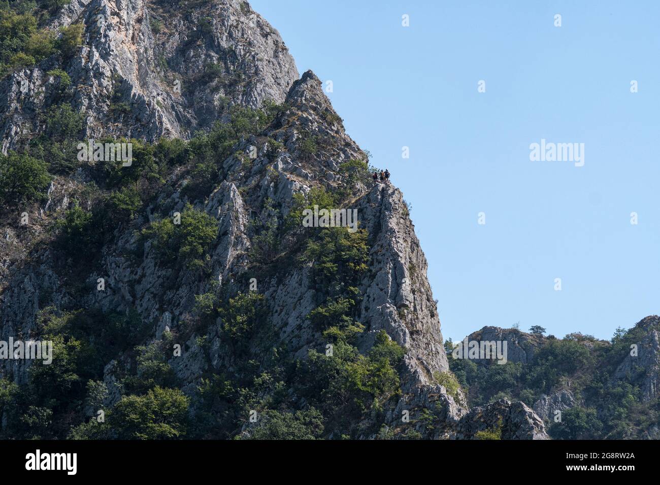 Les grimpeurs grimpent sur des falaises abruptes en haut de la montagne. Banque D'Images