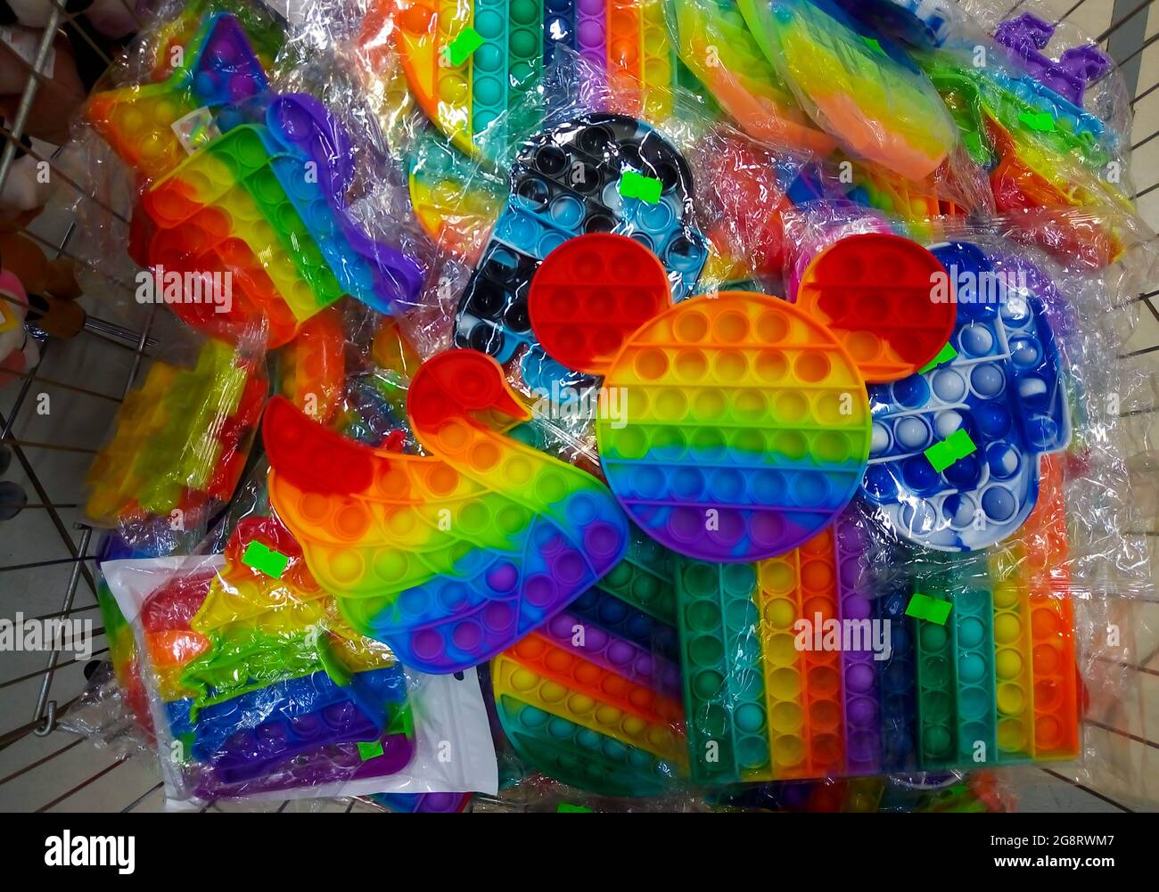 Rainbow Push Pop IT Bubble Touch Toy pour le violon, Touch silicone Toys  pour l'autisme. Un jeu pour soulager l'anxiété et le stress sur l'étagère  de magasin Photo Stock - Alamy