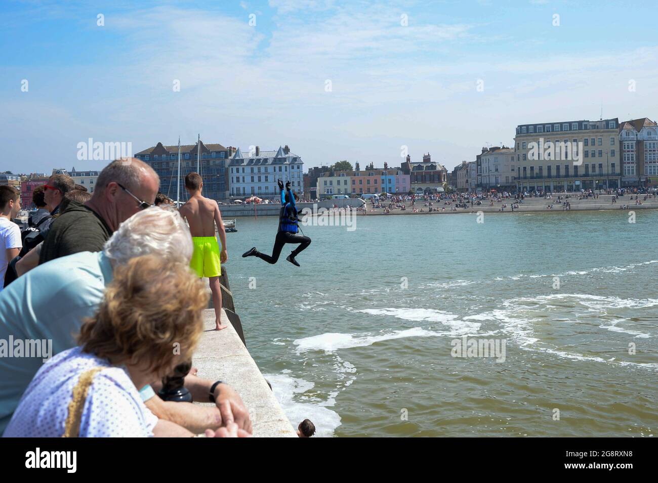 les enfants prennent d'énormes risques de sauter des structures dans la mer dans un passe-temps connu sous le nom de tombstoning. Banque D'Images