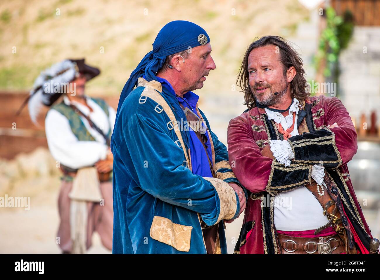 19 juillet 2021, Mecklembourg-Poméranie occidentale, Grevesmühlen: Heiko Spieker comme 'Bartholomew Roberts' et Benjamin Kernen comme capt'n Joshua Flint se produit lors d'une projection de presse de la production actuelle 'A Kingdom Before the Wind'. Pirate Open Air commence la saison le 07/23/2021 avec la première bourrée d'action. Un total de 50 spectacles devant 1,000 visiteurs chacun sont prévus jusqu'en 18.09.2021. Photo: Jens Büttner/dpa-Zentralbild/ZB Banque D'Images