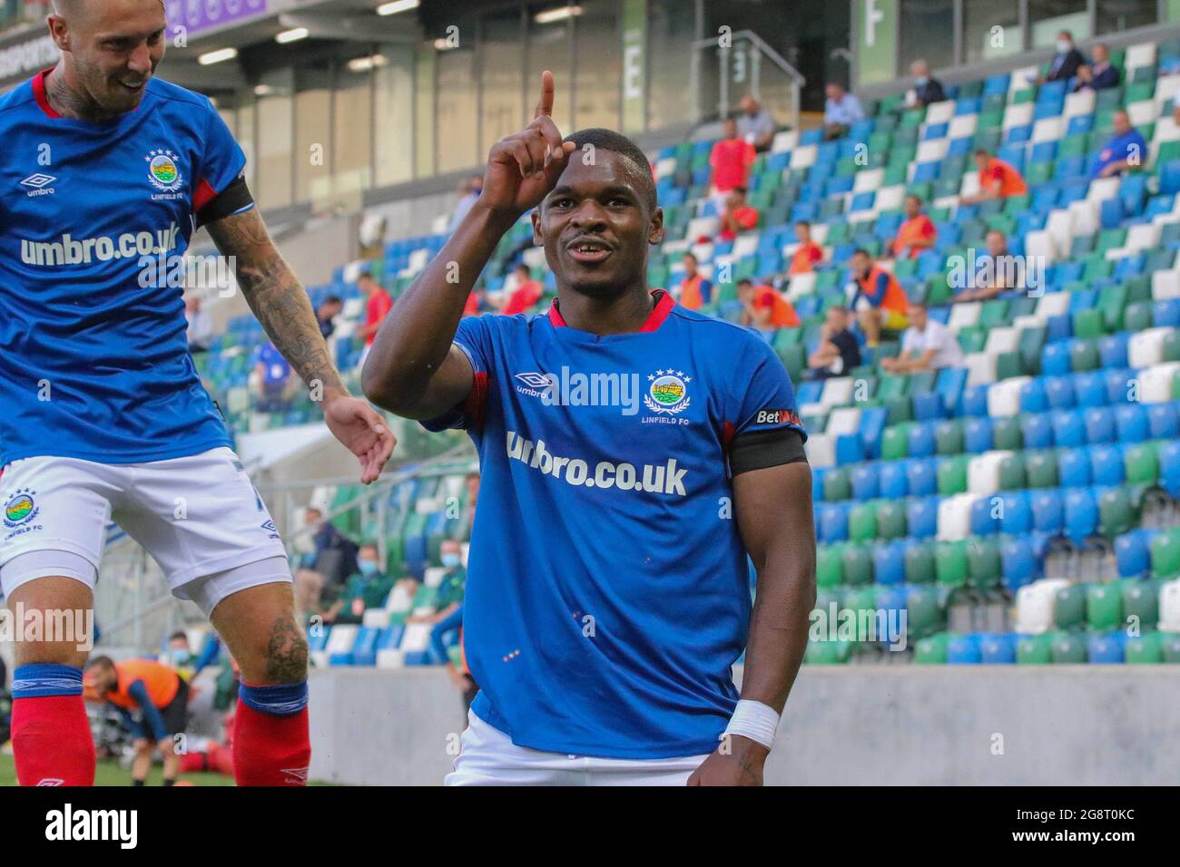 Windsor Park, Belfast, Irlande du Nord, Royaume-Uni. 22 juillet 2021. UEFA Europa Conference League, deuxième cycle de qualification (première étape) - Linfield contre FK Borac Banja Luka. Action du match de ce soir au parc Windsor (Linfield en bleu). Christy Manzinga célèbre la magnifique grève de hos pour donner une longueur d'avance à Linfield 2-0. Crédit : CAZIMB/Alamy Live News. Banque D'Images