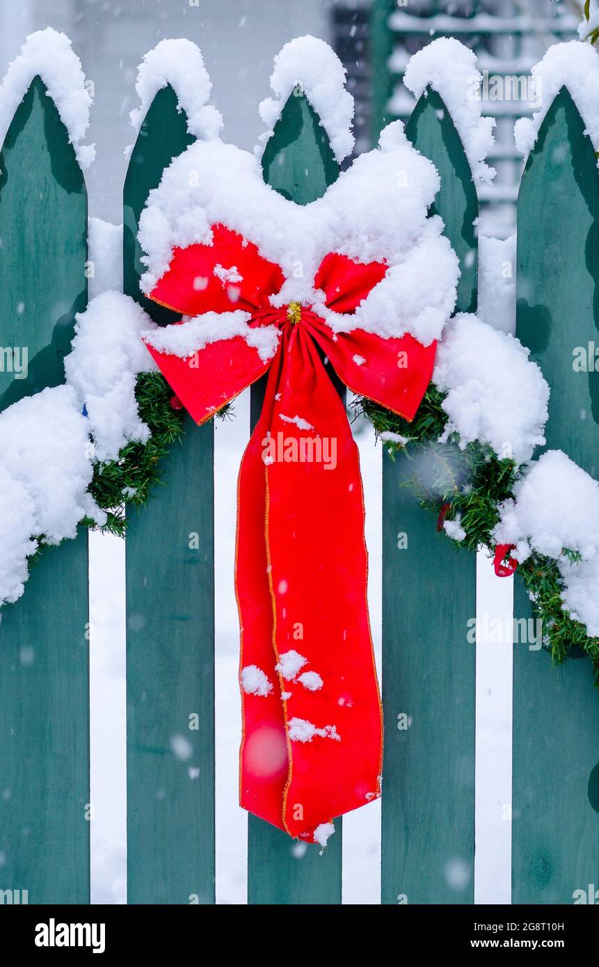 Décoration noeud de Noël et neige. Banque D'Images