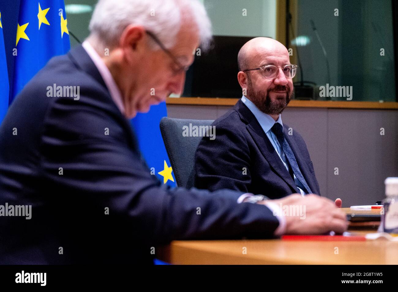 Le président du Conseil européen Charles Michel participe au sommet du G5 Sahel par vidéoconférence, accompagné de Josep Borell, Haut représentant de l'Union européenne pour les affaires étrangères. Bruxelles, Belgique. Banque D'Images