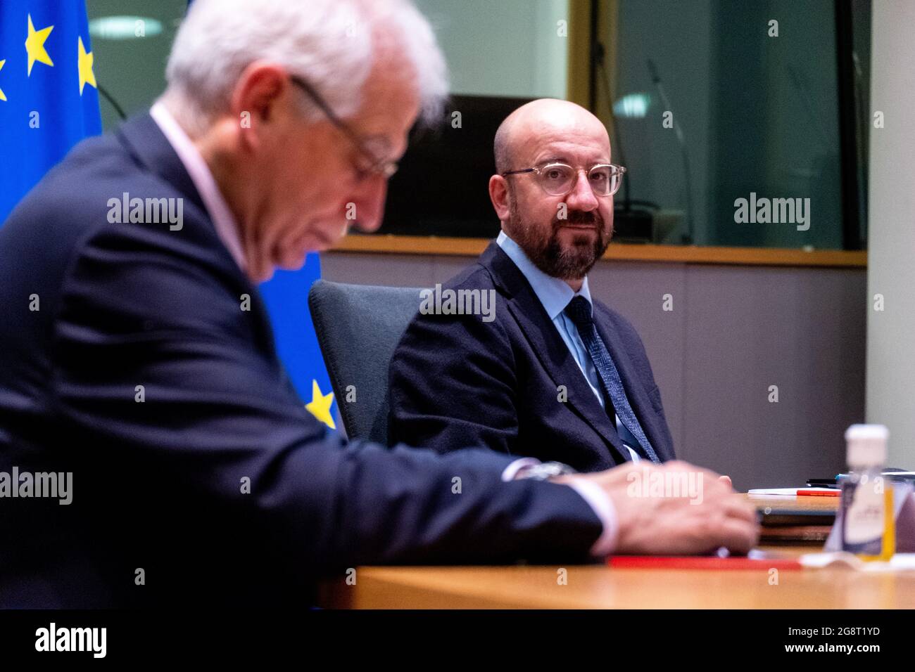 Le président du Conseil européen Charles Michel participe au sommet du G5 Sahel par vidéoconférence, accompagné de Josep Borell, Haut représentant de l'Union européenne pour les affaires étrangères. Bruxelles le 17/02/2021. Le Président du Conseil européen Charles Michel participe au sommet du G5 Sahel en visioconférence accompagne de Josep Borell, Haut Representant de l'Union européenne pour les Affaires Etrangeres. Bruxelles le 17/02/2021. Banque D'Images