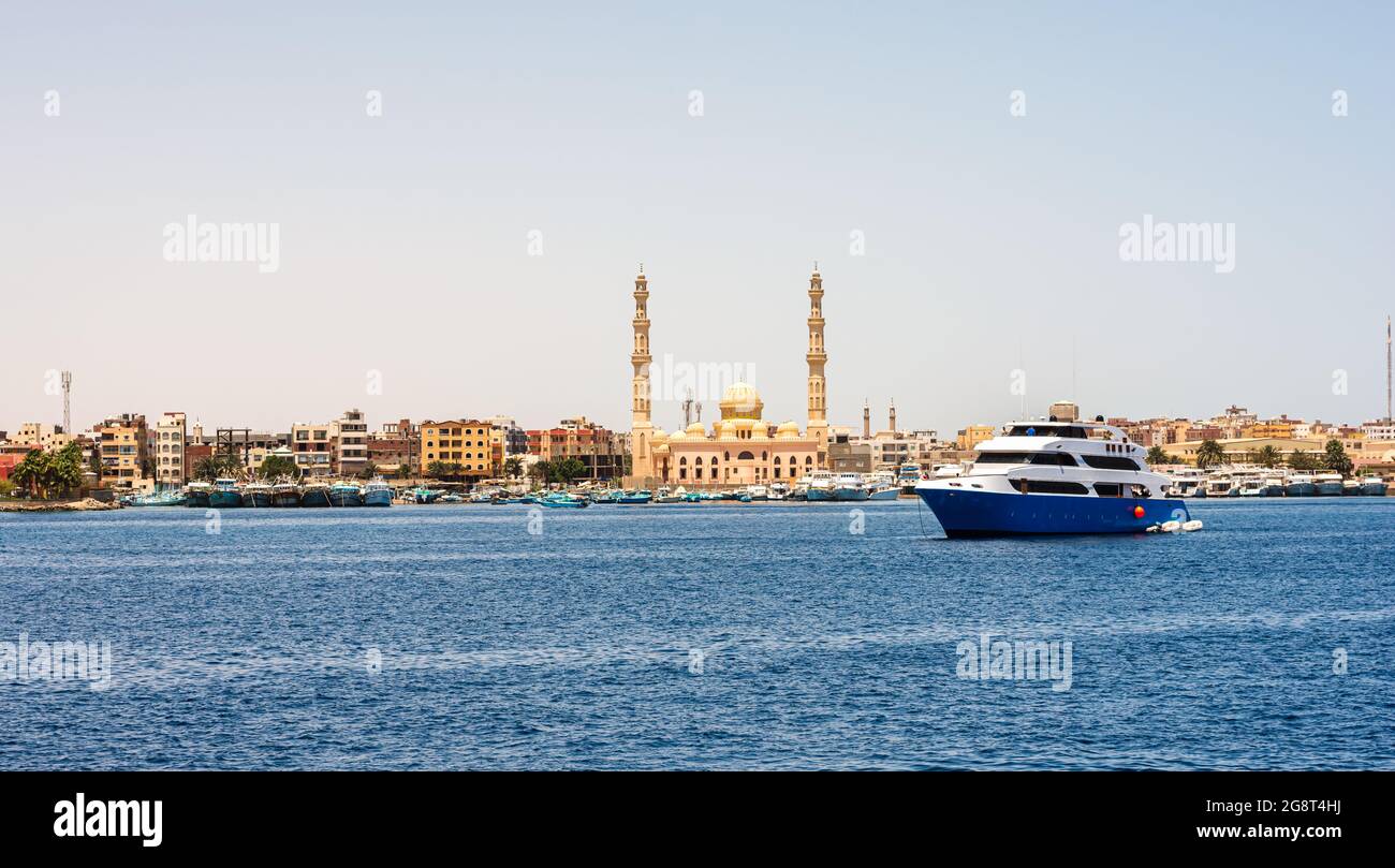 De nombreux navires dans la marina de Hkrgada dans la mer Rouge En Égypte Banque D'Images