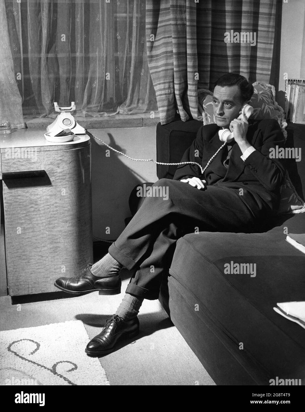 Le réalisateur britannique DAVID LEAN A réalisé un portrait franc à son Piccadilly Flat de Londres en 1947, au moment où il préparait sa version de film de OLIVER TWIST de Charles Dickens Banque D'Images