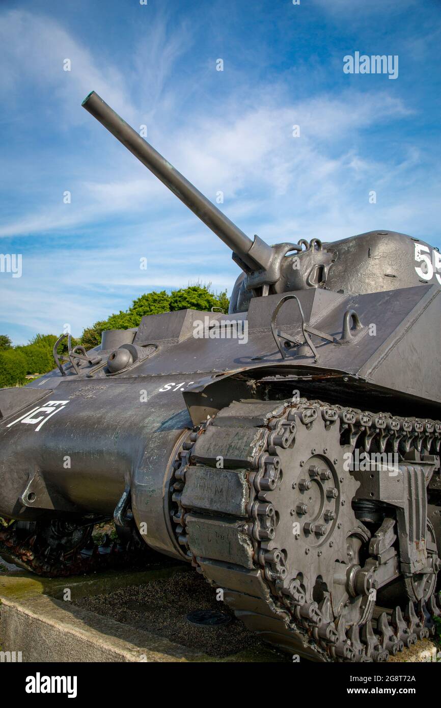 Le char Sherman de l'armée américaine de la Seconde Guerre mondiale est exposé le long de la côte normande à Arromanches-les-bains, en France Banque D'Images