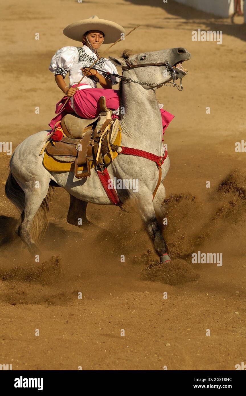 18 mars 2017- Merida, Yucatan, Mexique. Concours « Escaramuza » à l'occasion d'un concours « Lienzo Charro ». L'Escaramuza est une partie sportive de la charreria mexicaine réservée aux filles Banque D'Images