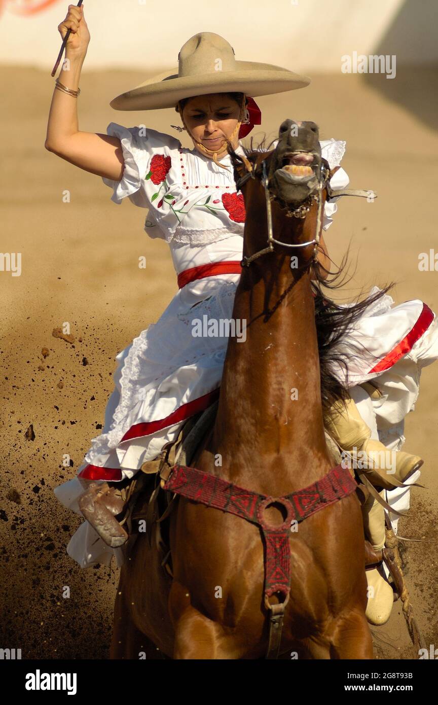 18 mars 2017- Merida, Yucatan, Mexique. Concours « Escaramuza » à l'occasion d'un concours « Lienzo Charro ». L'Escaramuza est une partie sportive de la charreria mexicaine réservée aux filles Banque D'Images