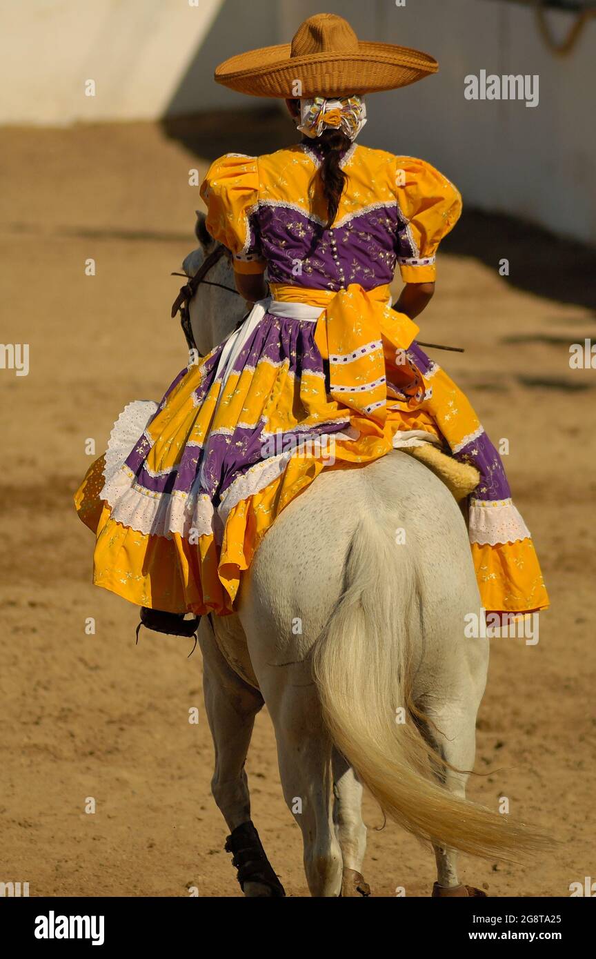 18 mars 2017- Merida, Yucatan, Mexique. Concours « Escaramuza » à l'occasion d'un concours « Lienzo Charro ». L'Escaramuza est une partie sportive de la charreria mexicaine réservée aux filles Banque D'Images