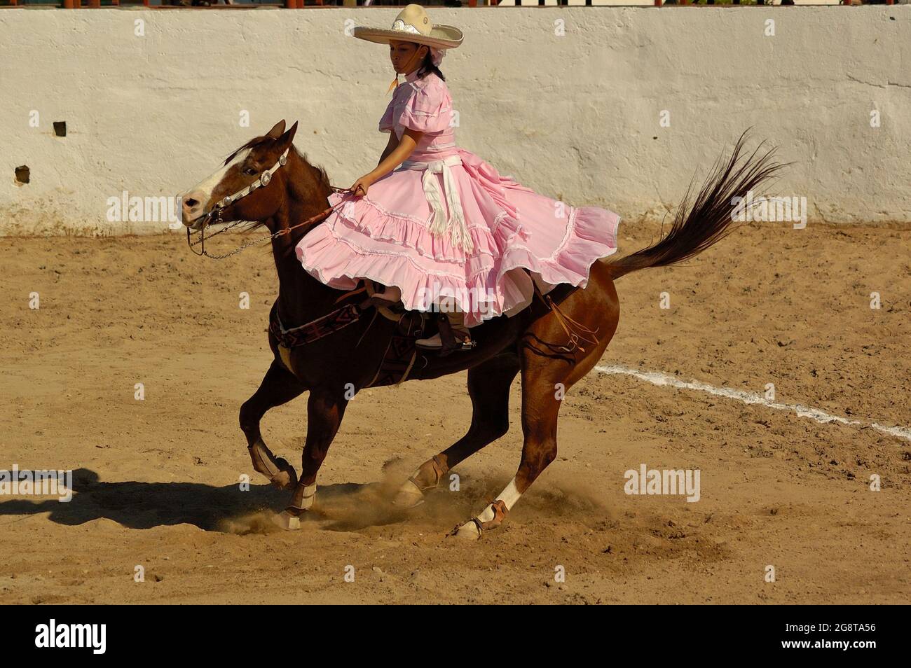 18 mars 2017- Merida, Yucatan, Mexique. Concours « Escaramuza » à l'occasion d'un concours « Lienzo Charro ». L'Escaramuza est une partie sportive de la charreria mexicaine réservée aux filles Banque D'Images