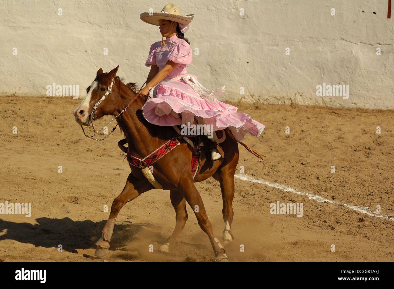 18 mars 2017- Merida, Yucatan, Mexique. Concours « Escaramuza » à l'occasion d'un concours « Lienzo Charro ». L'Escaramuza est une partie sportive de la charreria mexicaine réservée aux filles Banque D'Images