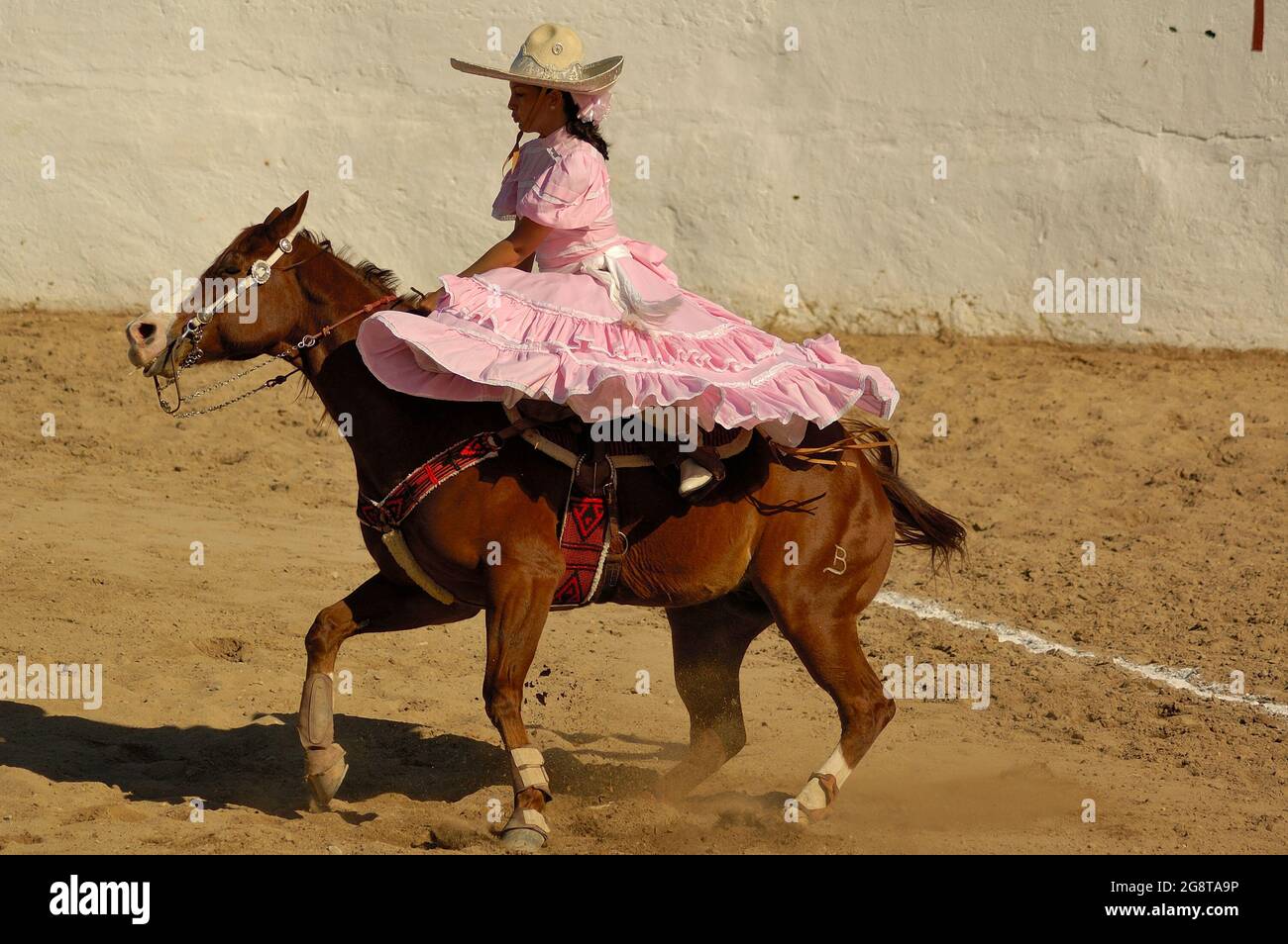 18 mars 2017- Merida, Yucatan, Mexique. Concours « Escaramuza » à l'occasion d'un concours « Lienzo Charro ». L'Escaramuza est une partie sportive de la charreria mexicaine réservée aux filles Banque D'Images