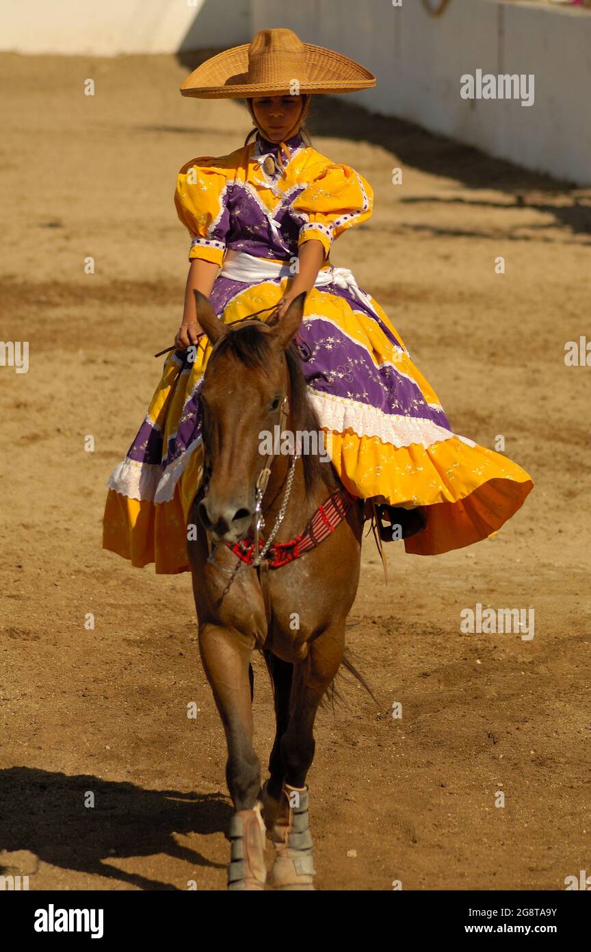 18 mars 2017- Merida, Yucatan, Mexique. Concours « Escaramuza » à l'occasion d'un concours « Lienzo Charro ». L'Escaramuza est une partie sportive de la charreria mexicaine réservée aux filles Banque D'Images