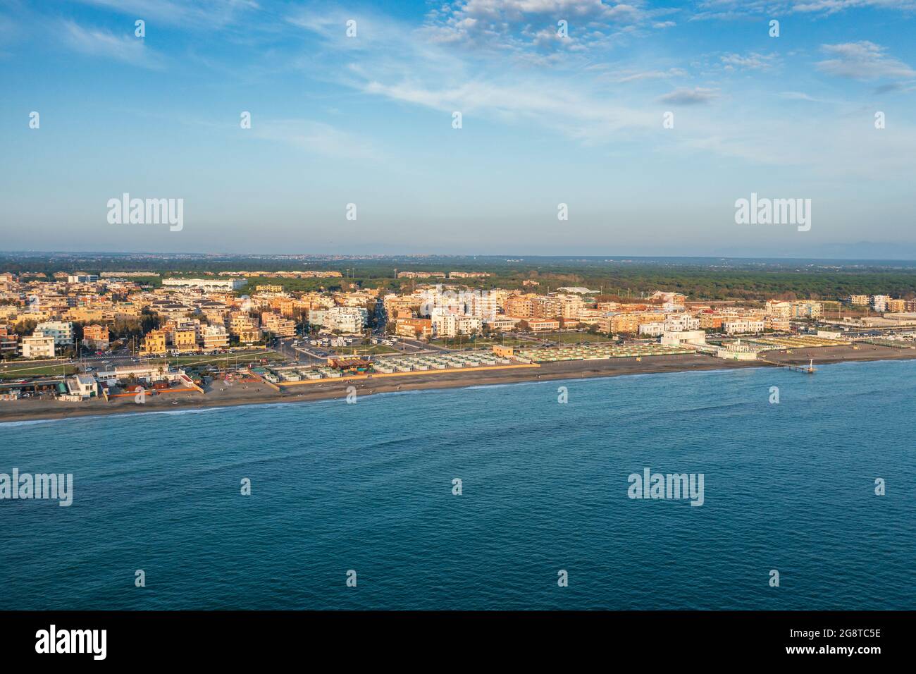 Vue aérienne de la côte d'Ostia, Rome, Italie. Station balnéaire méditerranéenne. Banque D'Images