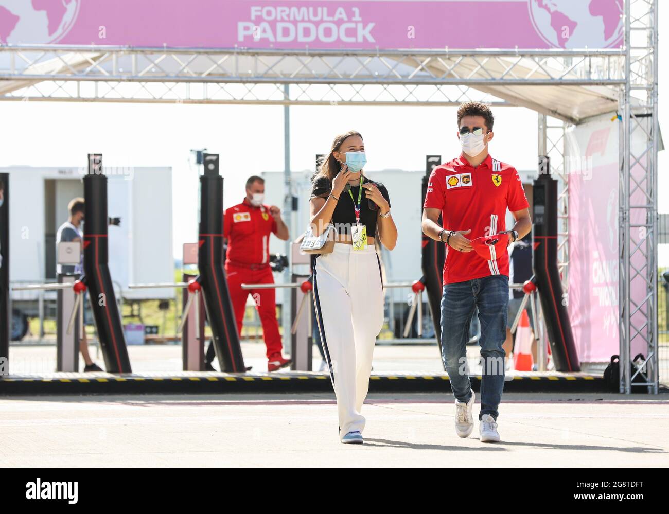 LECLERC Charles (mco), Scuderia Ferrari SF21, Et sa petite amie SINE Charlotte, portrait lors du Pirelli Formule 1 Grand Prix 2021, 10e manche du Championnat du monde de Formule 1 2021 de la FIA du 16 au 18 juillet 2021 sur le circuit Silverstone, à Silverstone, Royaume-Uni - photo Antonin Vincent / DPPI Banque D'Images