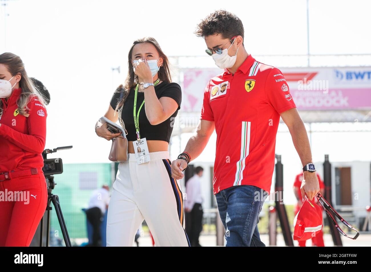 LECLERC Charles (mco), Scuderia Ferrari SF21, Et sa petite amie SINE Charlotte, portrait lors du Pirelli Formule 1 Grand Prix 2021, 10e manche du Championnat du monde de Formule 1 2021 de la FIA du 16 au 18 juillet 2021 sur le circuit Silverstone, à Silverstone, Royaume-Uni - photo Antonin Vincent / DPPI Banque D'Images