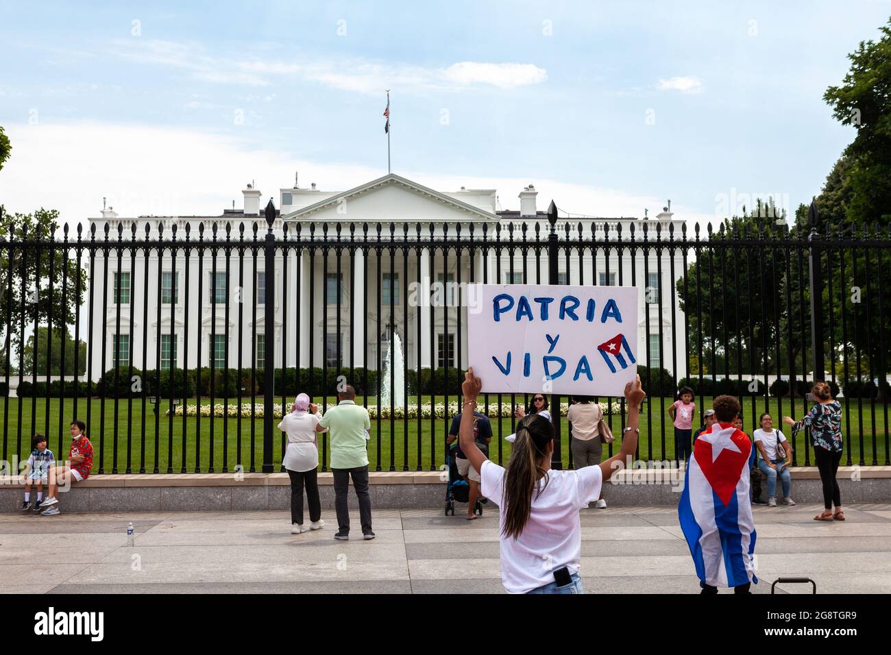 Washington, DC, Etats-Unis, 22 juillet 2021. En photo : un groupe de manifestants tient des panneaux et des drapeaux cubains lors d'une manifestation contre Miguel Diaz et le régime cubain devant la Maison Blanche. Crédit : Allison Bailey / Alamy Live News Banque D'Images