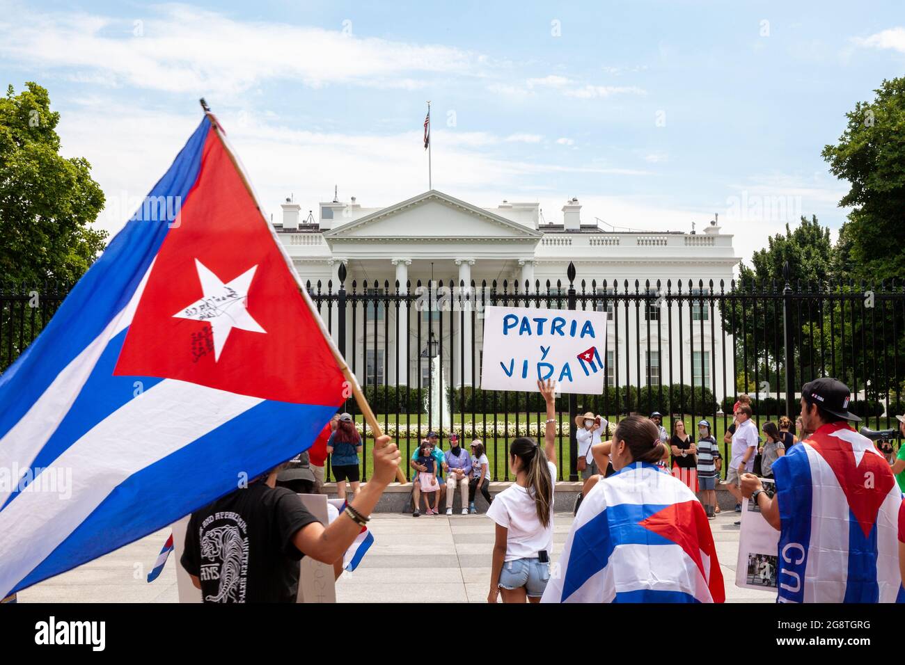 Washington, DC, Etats-Unis, 22 juillet 2021. En photo : un groupe de manifestants tient des panneaux et des drapeaux cubains lors d'une manifestation contre Miguel Diaz et le régime cubain devant la Maison Blanche. Crédit : Allison Bailey / Alamy Live News Banque D'Images