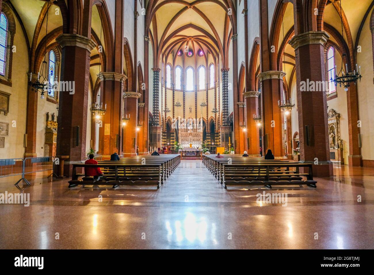 Intérieur de la basilique de San Francisco à Bologne Italie Banque D'Images