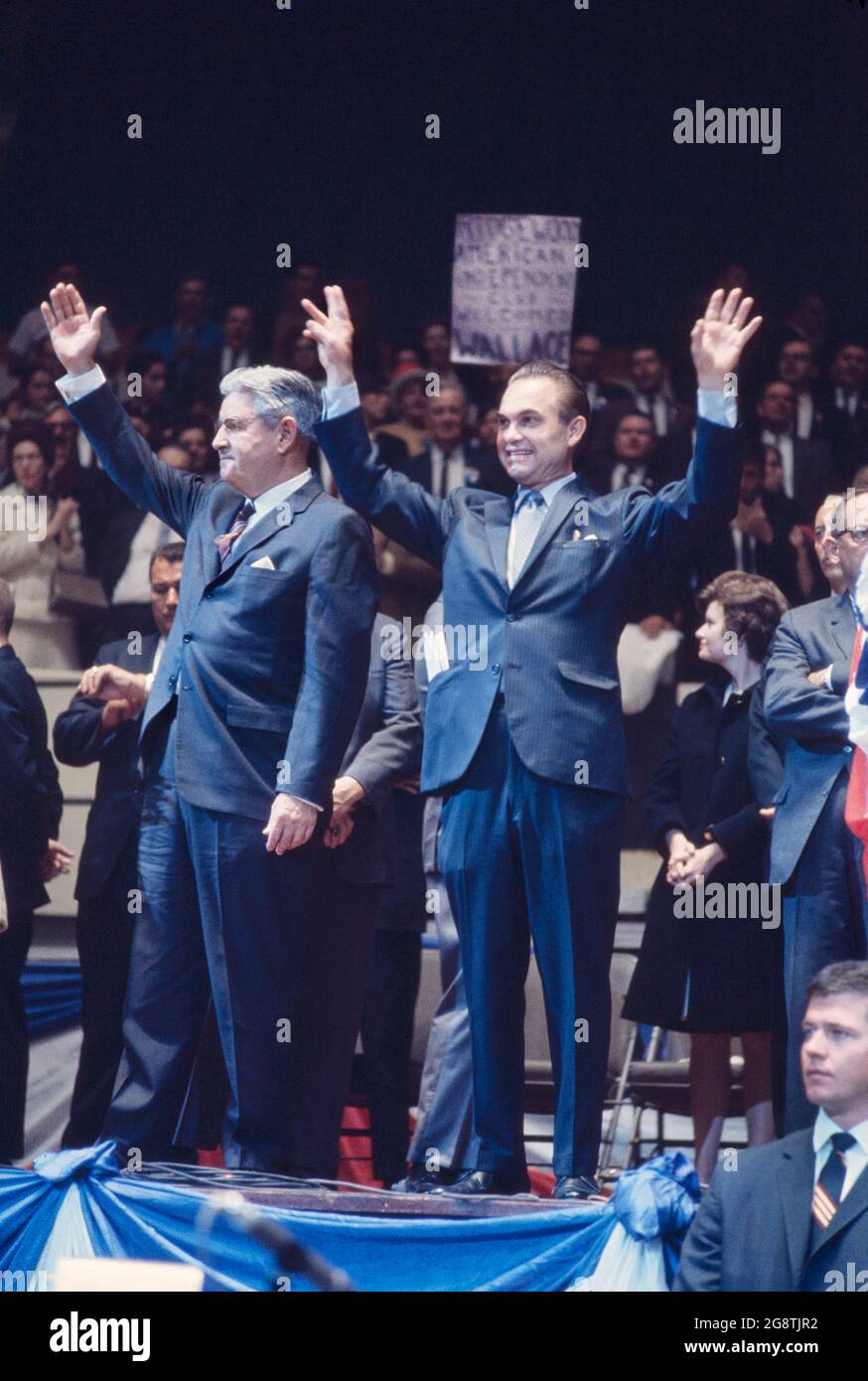 George Wallace et Curtis LeMay sur scène lors de son rassemblement de campagne présidentielle, Madison Square Garden, New York, New York, Etats-Unis, Bernard Gotfryd, octobre 24,1968 Banque D'Images