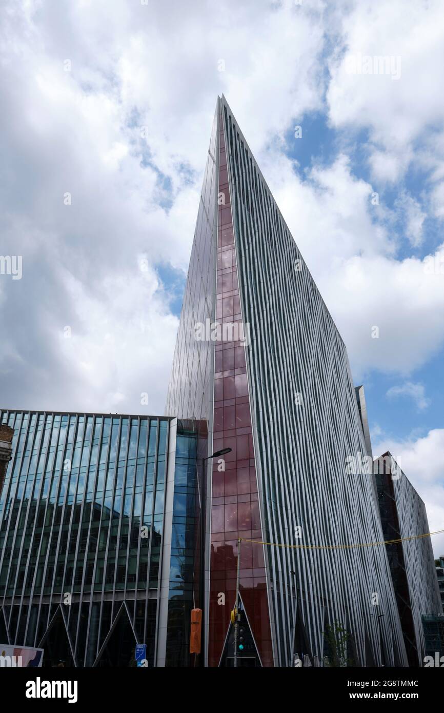 Nova Victoria, un immeuble de bureaux contemporain à Victoria, ville de Westminster, dans un ciel spectaculaire avec des nuages. Banque D'Images