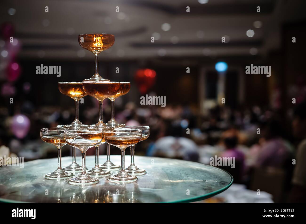petite tour de coupe de champagne lors de la réception de mariage Banque D'Images