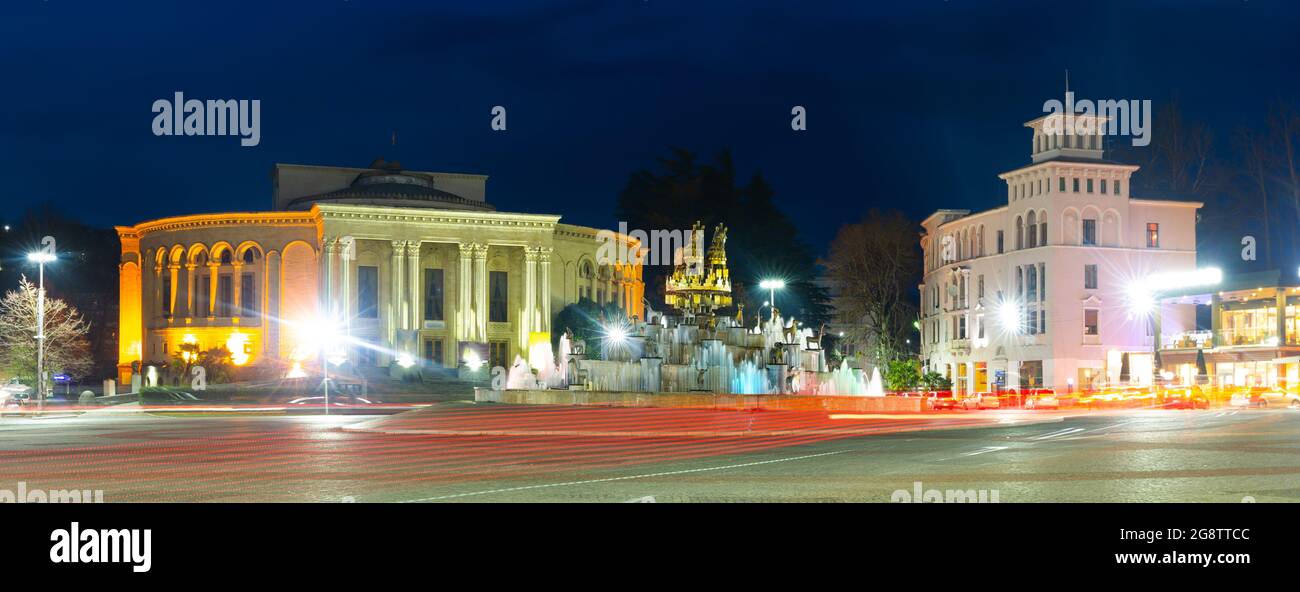 Vue nocturne de la place centrale de Kutaisi avec la fontaine Colchis Banque D'Images
