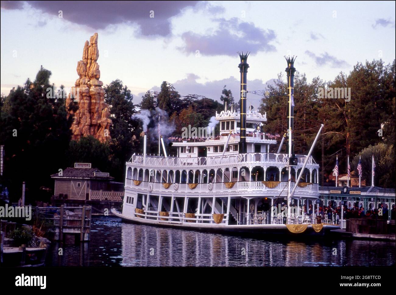 Promenade en bateau sur le fleuve à Disneyland vers 1980 Banque D'Images