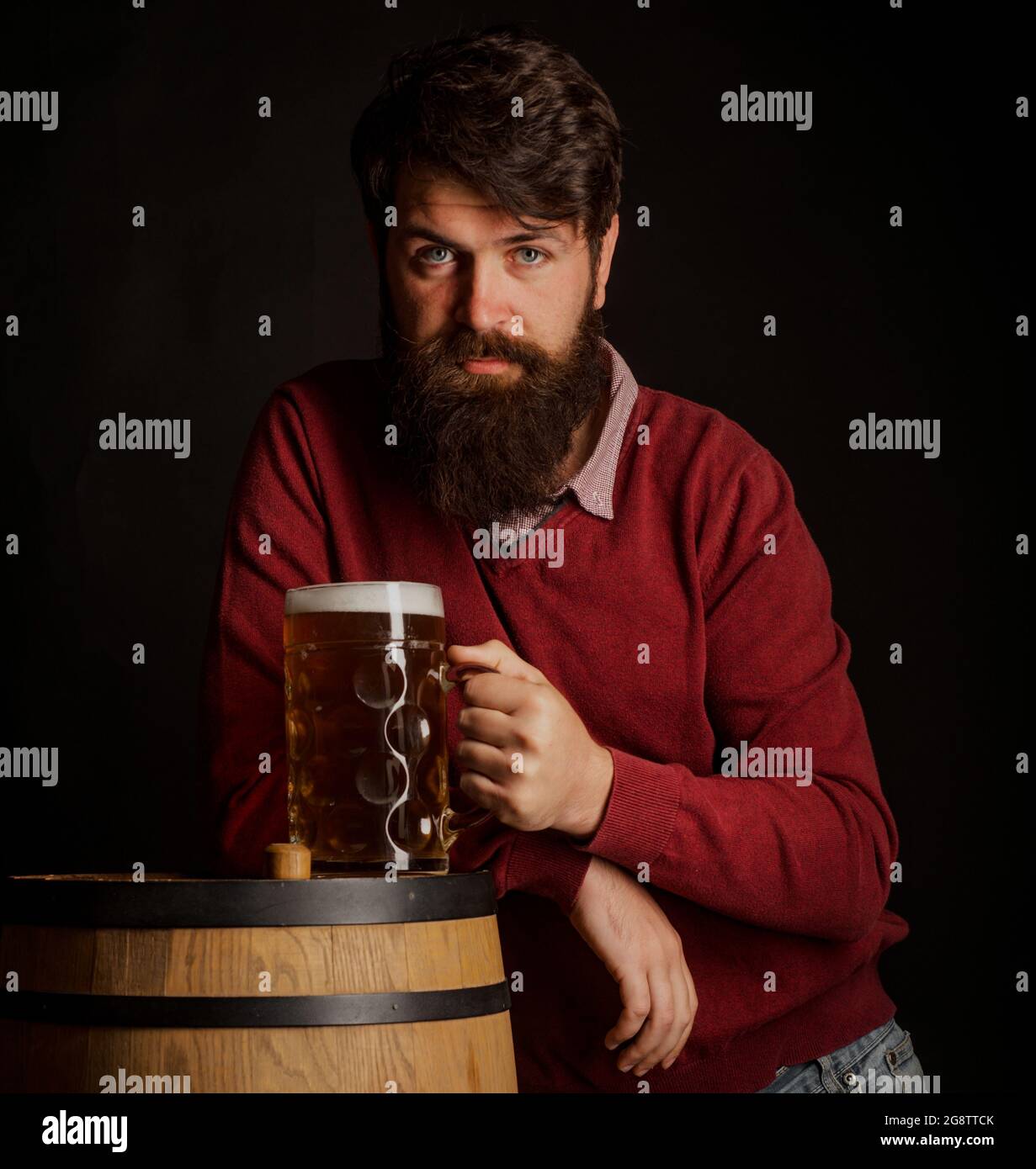 Homme avec de la bière aux États-Unis. Concept de bière artisanale. Brasseur. Bière au Royaume-Uni. Homme avec la barbe boire de la bière. Banque D'Images