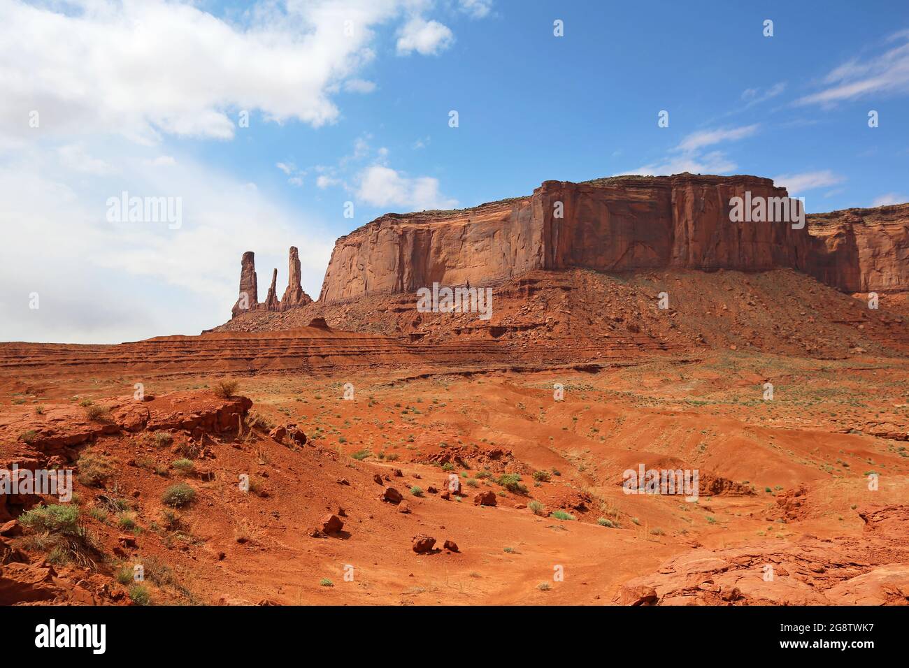 Three Sisters et Mitchell Mesa - Monument Valley, Utah/Arizona Banque D'Images