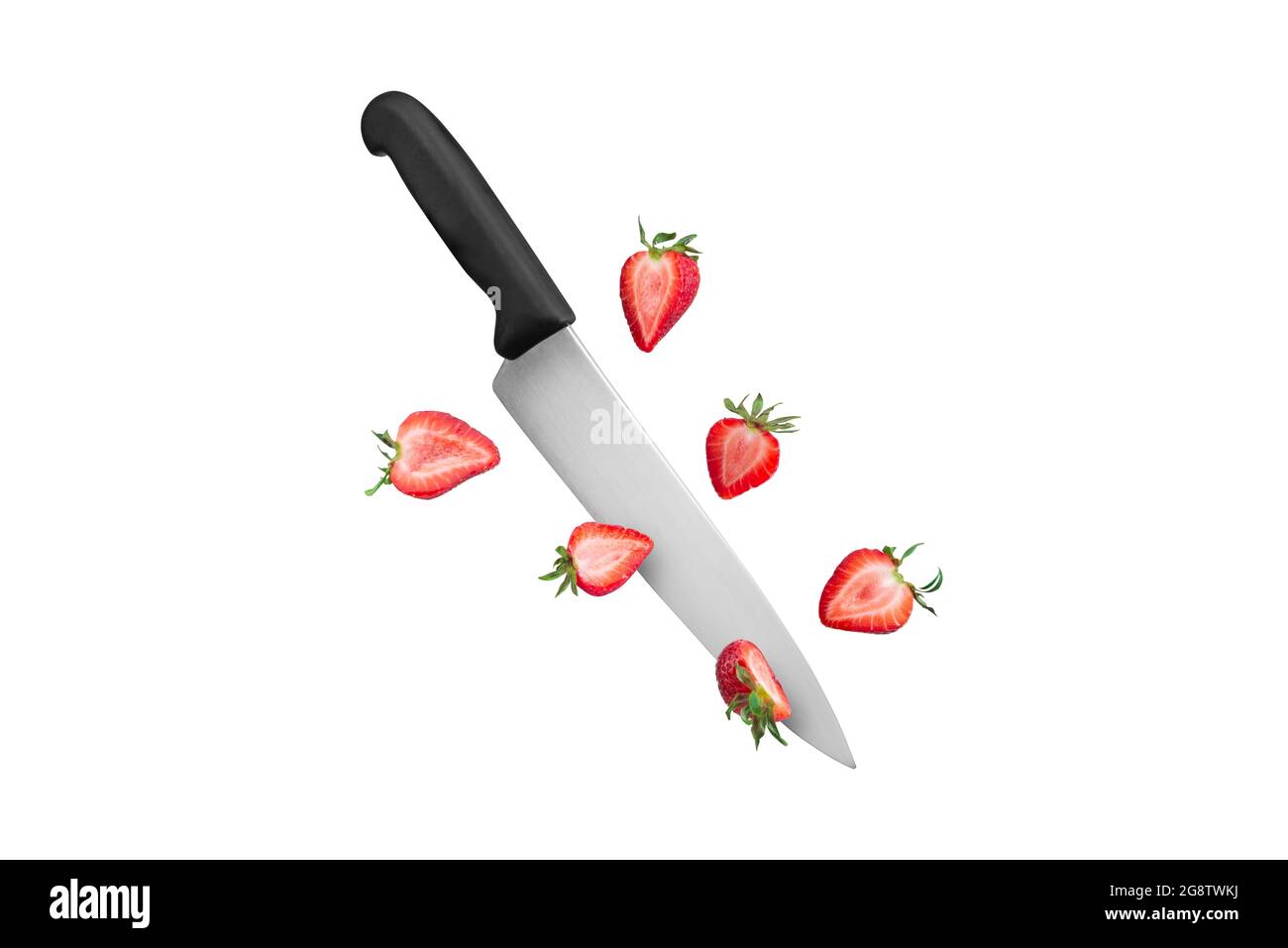 fruits rouges, fraises coupées au couteau dans l'air, fond blanc Banque D'Images