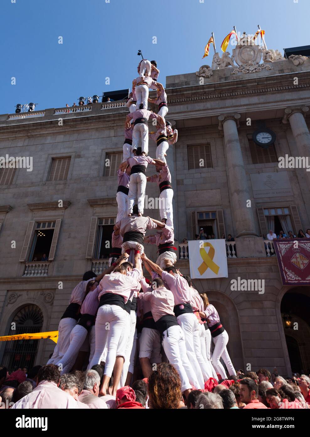 Castellers font castell près du bâtiment ayuntamiento pendant la Merca à Barcelone Banque D'Images