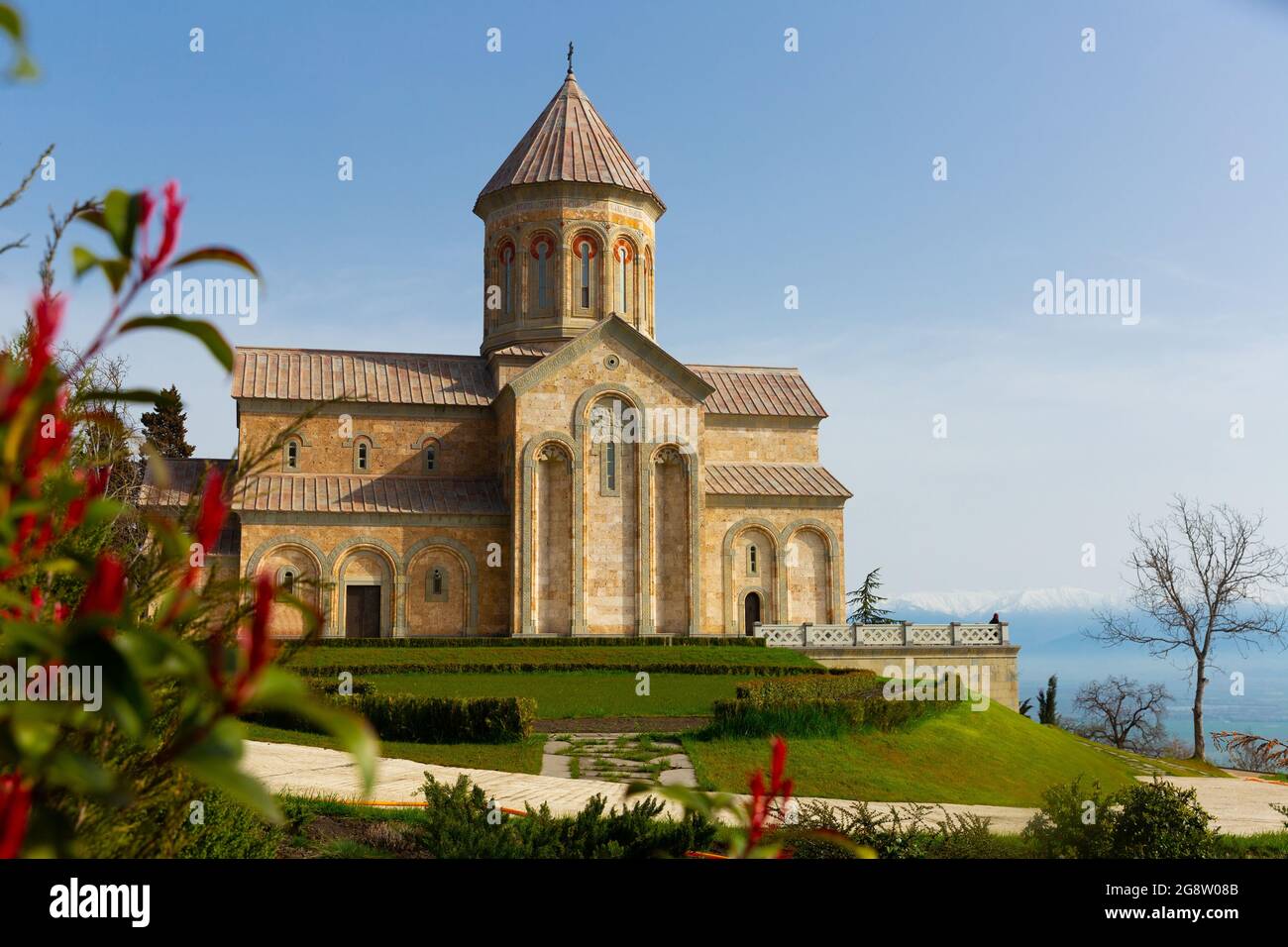 Paysage de printemps avec l'église de Saint Nino dans le monastère de Bodbe Banque D'Images