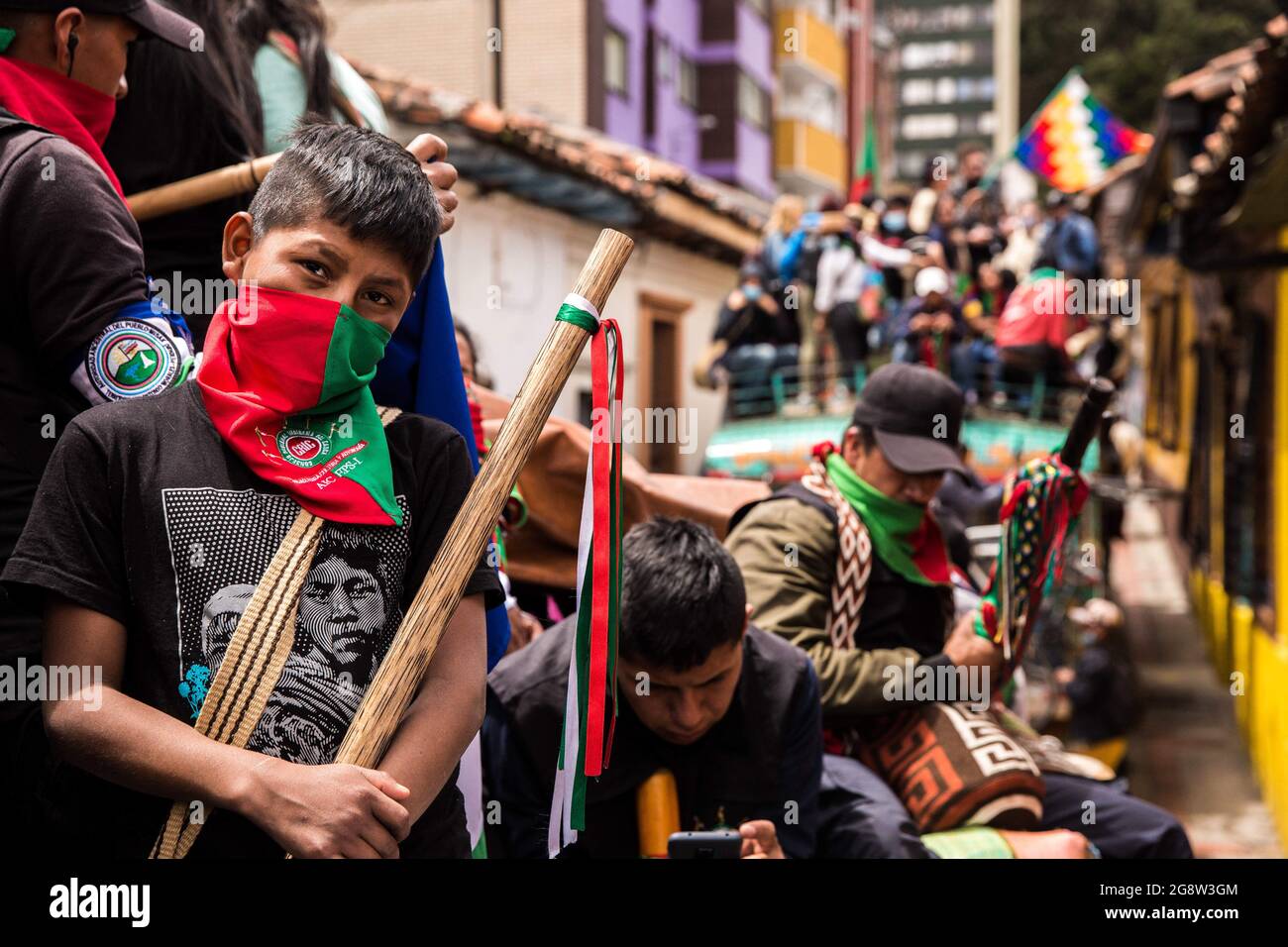 19 juillet 2020, Bogotá, Colombie : des membres de la garde indigène sont vus pendant la manifestation. La garde indigène arrive à Bogotá le 20 juillet, jour de l'indépendance de la Colombie, pour soutenir les manifestations. La journée a commencé par une conférence de presse devant le CRIC (Conseil autochtone régional de Cauca), où ont également participé des membres de Frontline, au cours de la journée deux bus traditionnels, que les groupes autochtones utilisés pour le transport ont parcouru les points de résistance de la capitale, où les manifestations ont eu lieu. (Credit image: © Antonio Cascio/SOPA Images via ZUMA Press Wire) Banque D'Images