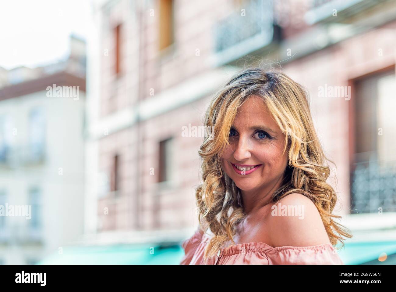 Portrait d'une belle femme d'âge moyen souriant et regardant l'appareil photo Banque D'Images