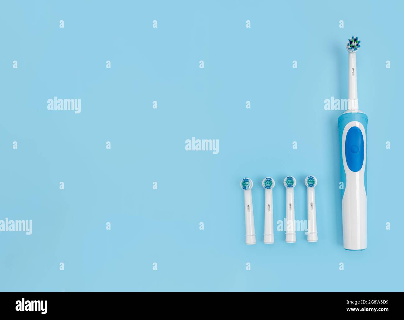 Brosse à dents électrique moderne avec têtes de rechange sur fond plat. Concept de soins buccaux professionnels et de dents saines en utilisant la sonique intelligente Banque D'Images