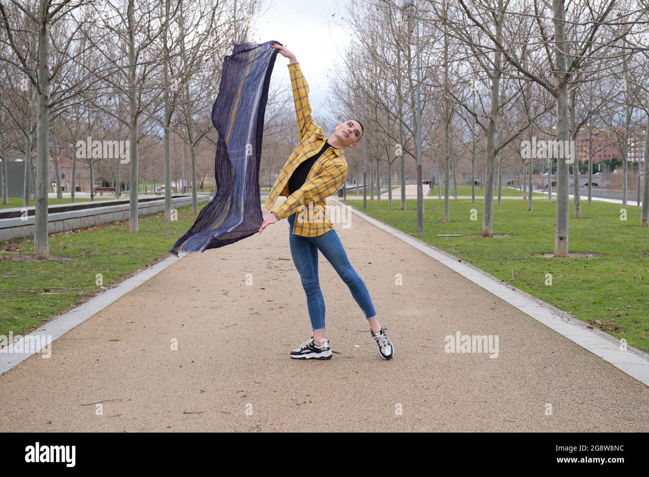 Un jeune homme qui porte du maquillage danse dans un parc. Danse de ballet. Banque D'Images