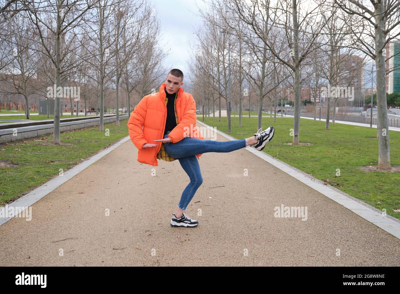 Un jeune homme qui porte du maquillage danse dans un parc. Danse de ballet. Banque D'Images