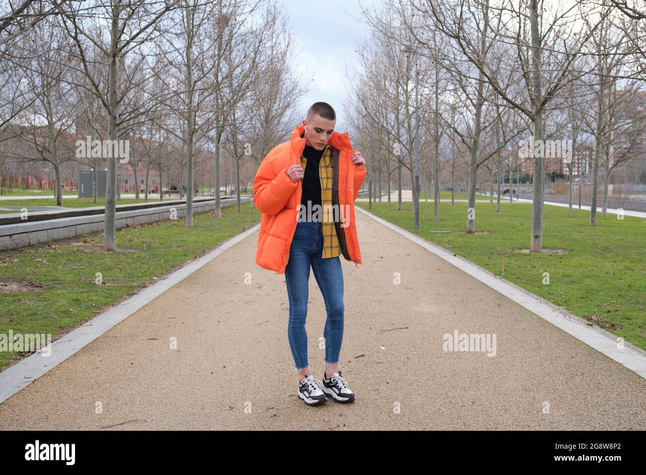 Un jeune homme qui porte du maquillage danse dans un parc. Danse fraîche. Banque D'Images