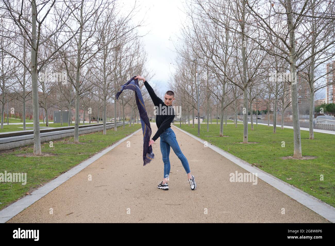 Un jeune homme qui porte du maquillage danse dans un parc. Danse de ballet. Banque D'Images