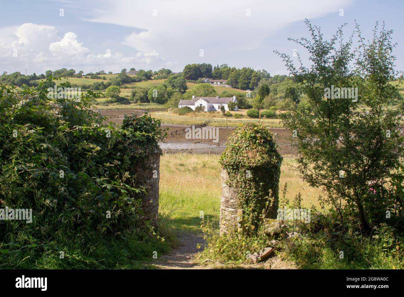 21 juillet 2021 UN magnifique bungalow blanc à Gibbs Island près du parc régional de Dellamont Comté de Killyleagh en Irlande du Nord vu de l'ancienne pilule de pierre Banque D'Images