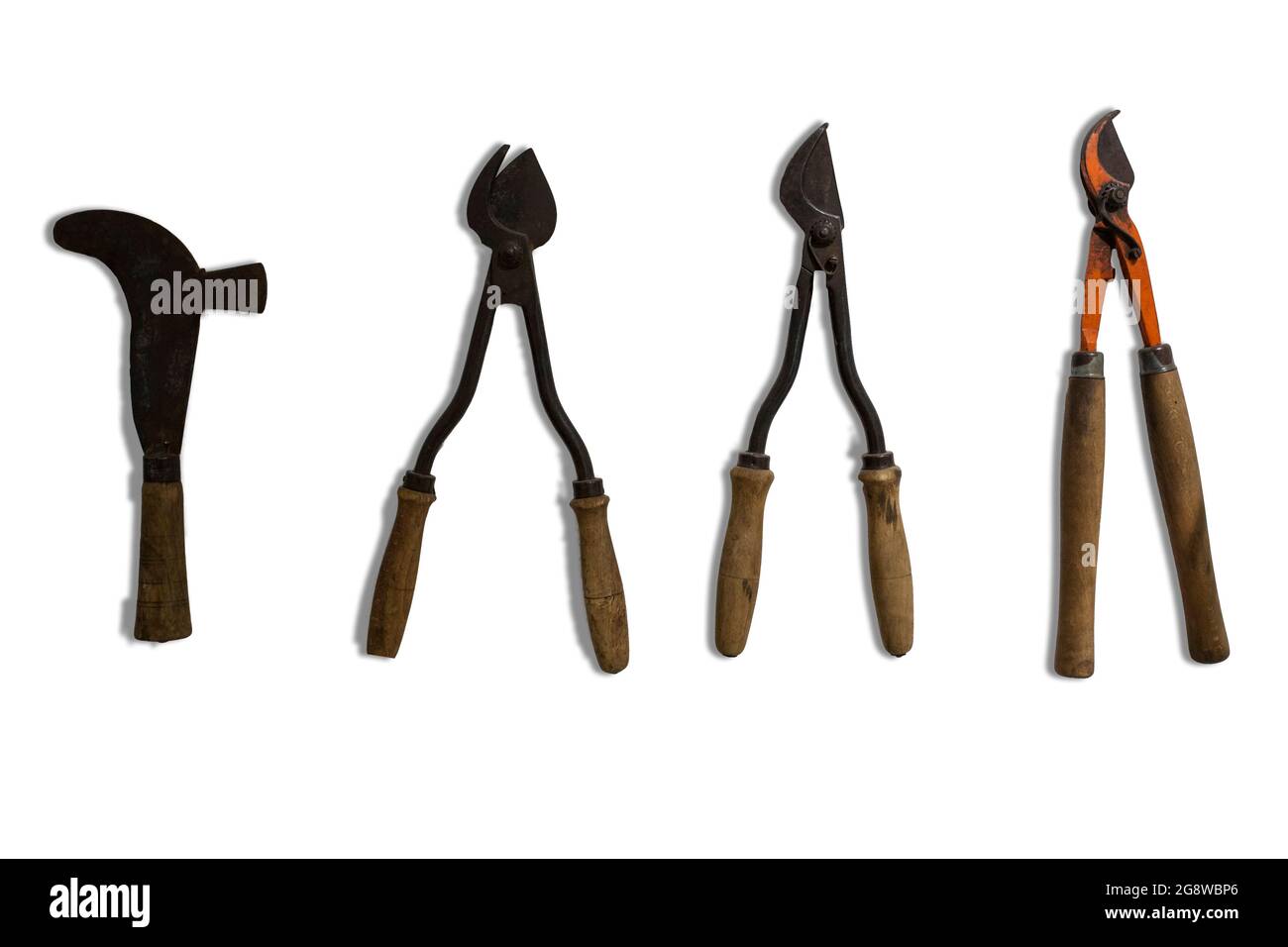 Plusieurs sortes de vieilles cisailles de Pruning utilisées pour les travaux de vignoble. Isolé Banque D'Images